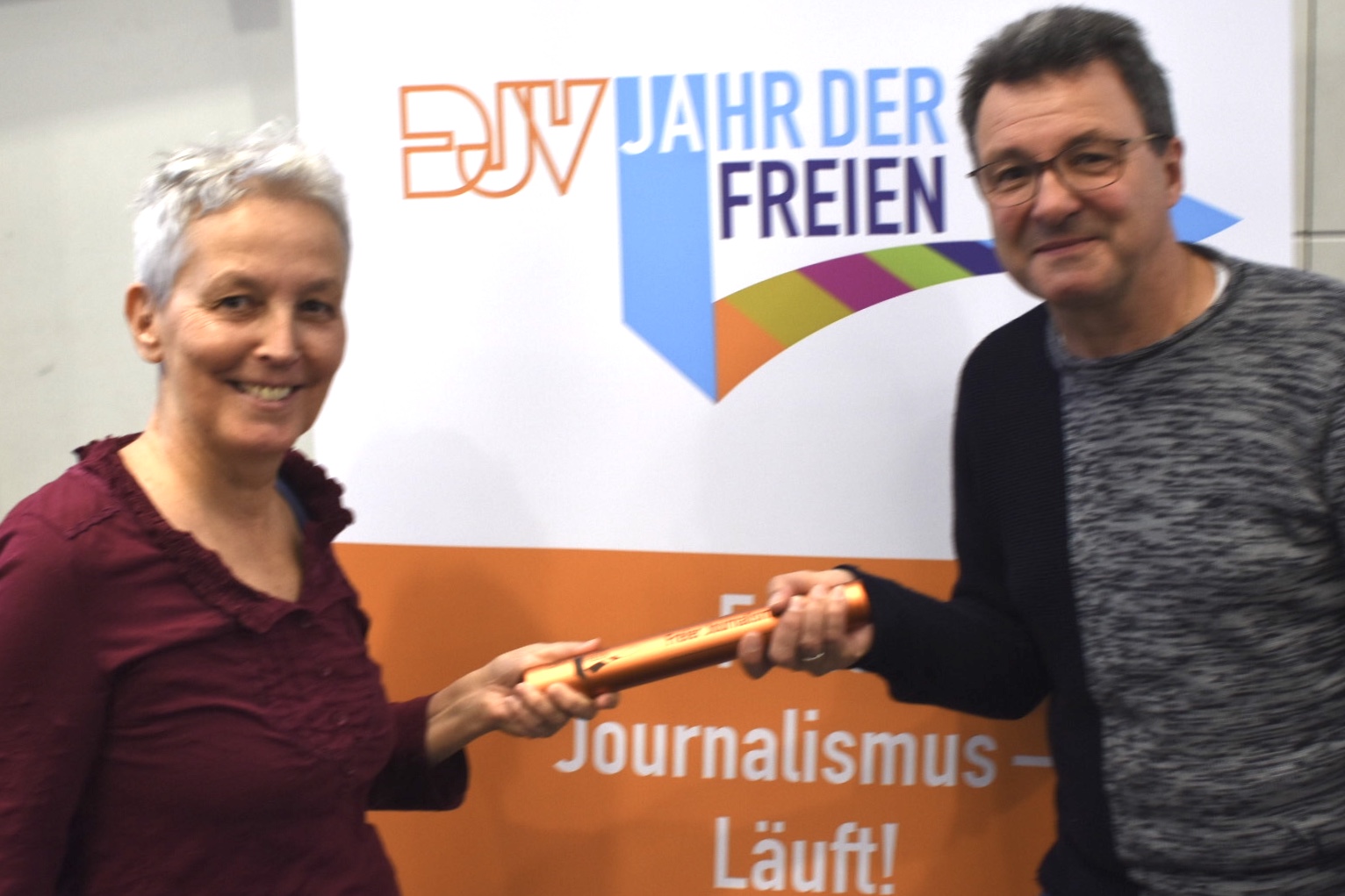  – Fachausschussvorsitzende Ines Goetsch übergibt den Staffelstab des "Jahr der Freien" an Landesvorsitzenden Dr. Frank Rieger / Foto: Jan Lehmann