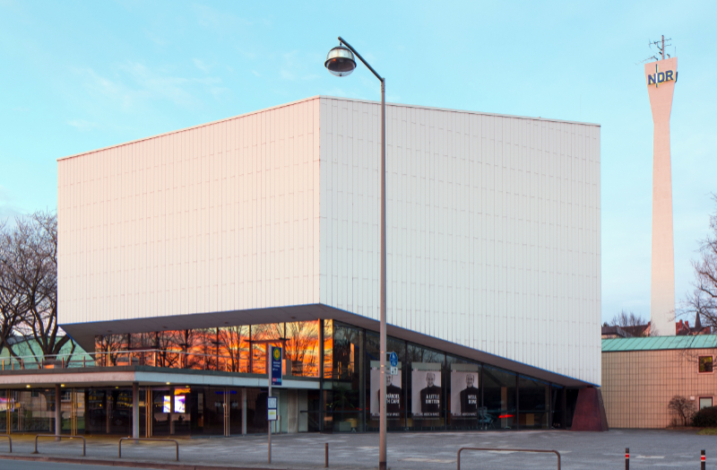 Großes helles Gebäude - Sendesaal des NDR Landesfunkhauses in Hannover – 